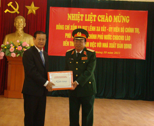 ຮອງນາຍົກລັດຖະມົນຕີລາວ ສົມສະຫວາດ ຢ້ຽມຢາມ ສຳນັກພິມ ກອງທັບຫວຽດນາມ